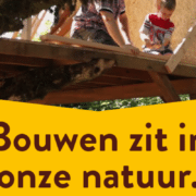 Biuwen sitzt im Naturbanner