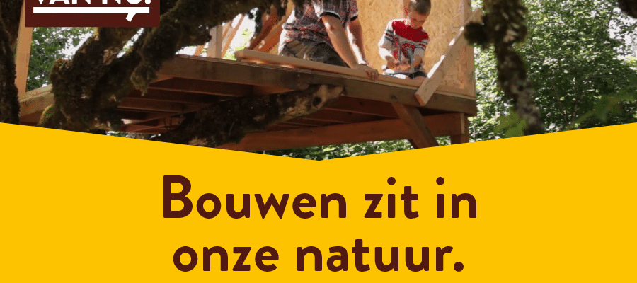 Biuwen sitzt im Naturbanner